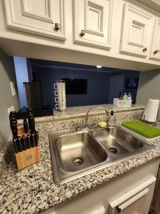 Blue Shark *E4* @ Midtown Comfortable 1Br King Apartment Хюстън Екстериор снимка